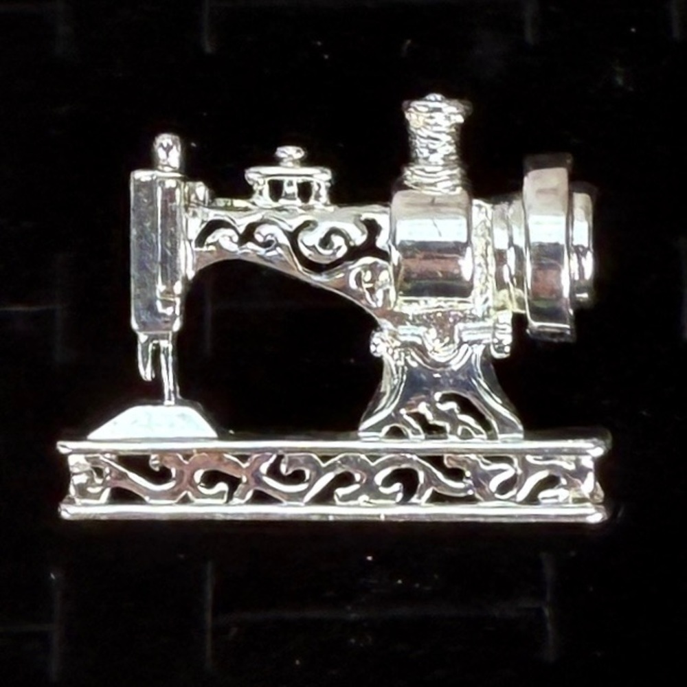 Silvertone Sewing Machine Brooch Pin - Picture 4 of 7